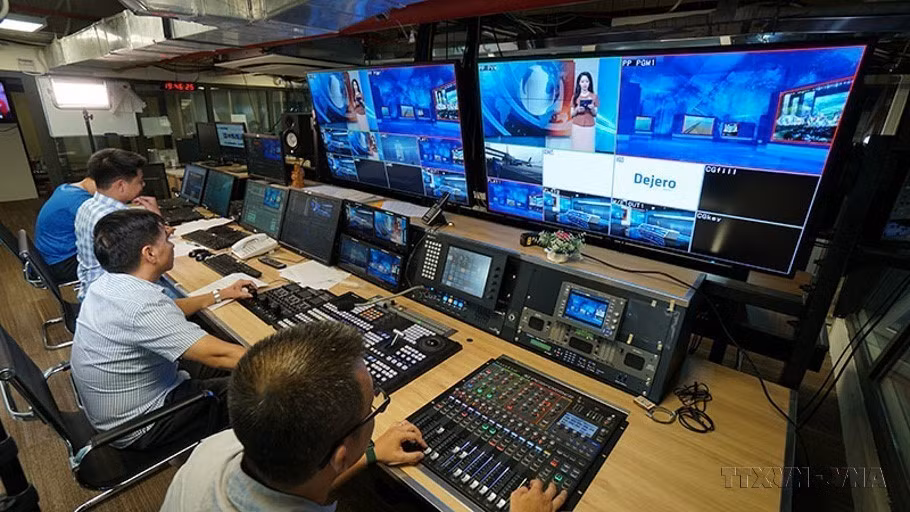 Une équipe technique de la chaîne de télévision VNEWS de la VNA. Photo : VNA