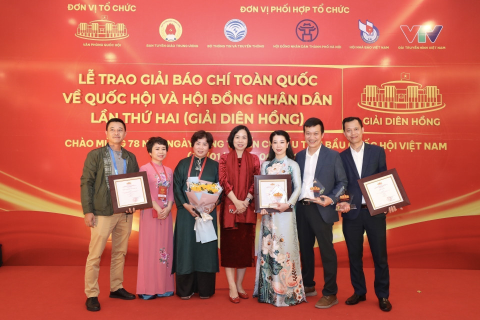 La directrice générale de la VNA Vu Viêt Trang et les auteurs de la VNA primés lors de la cérémonie de synthèse et de remise du Prix national de la presse de l'Assemblée nationale et du Conseil populaire (Prix Diên Hông) 2024. Photo : VNA
