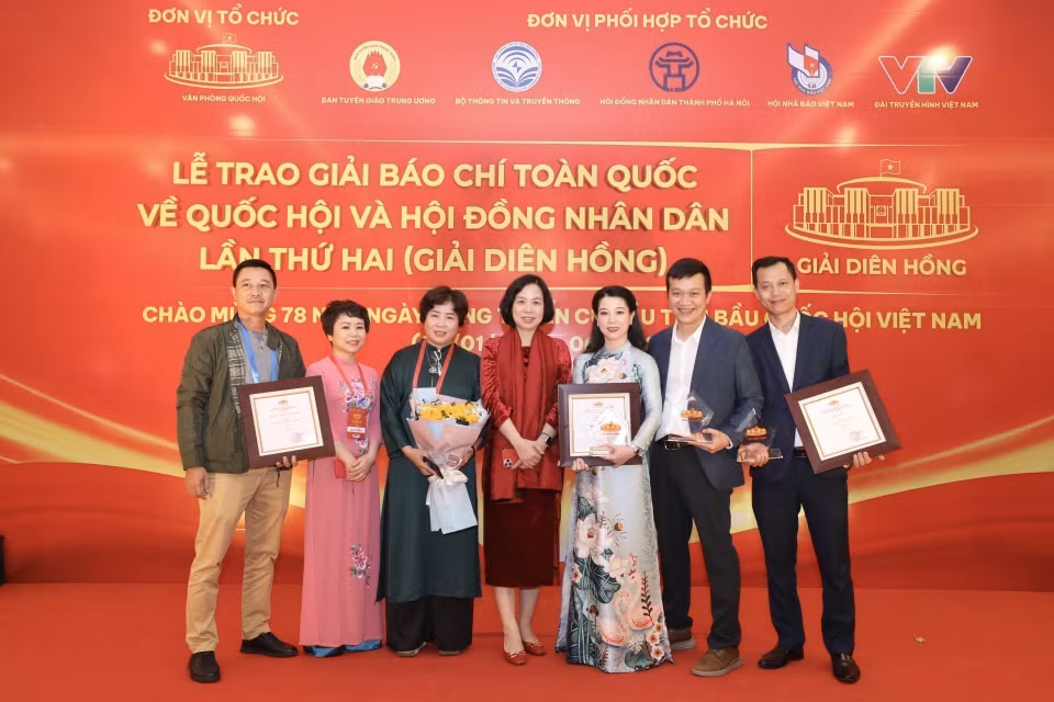 La directrice générale de la VNA Vu Viêt Trang et les auteurs de la VNA primés lors de la cérémonie de synthèse et de remise du Prix national de la presse de l'Assemblée nationale et du Conseil populaire (Prix Diên Hông) 2024. Photo : VNA