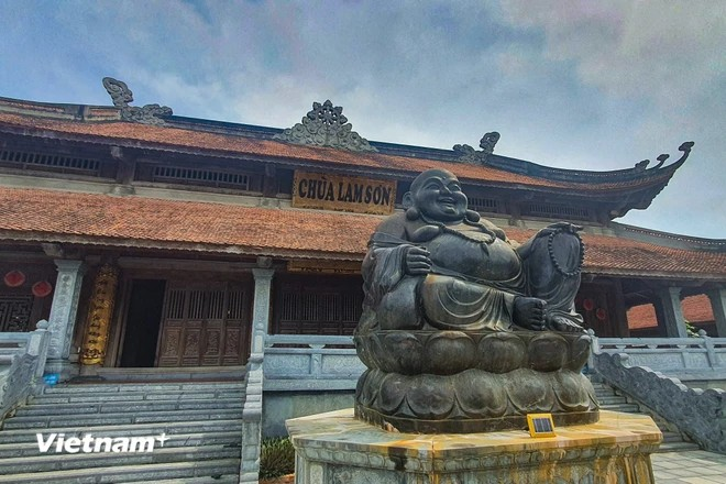 La grande statue du Bouddha Maitreya au milieu de la cour de la pagode est faite à partir du corindon saphir. Photo : VietnamPlus