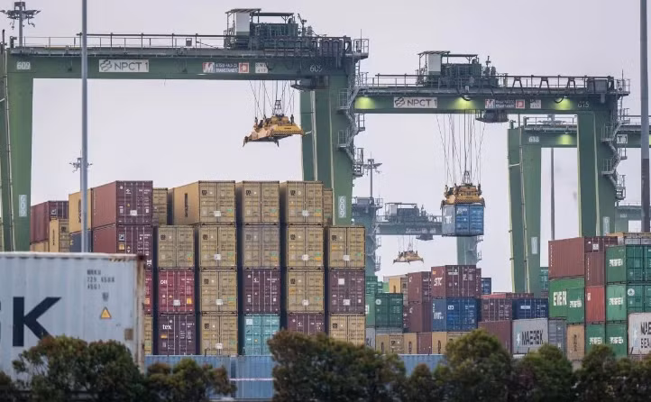 Chargement et déchargement de conteneurs dans la zone portuaire de Tanjung Priok, Jakarta (Photo : Antara)