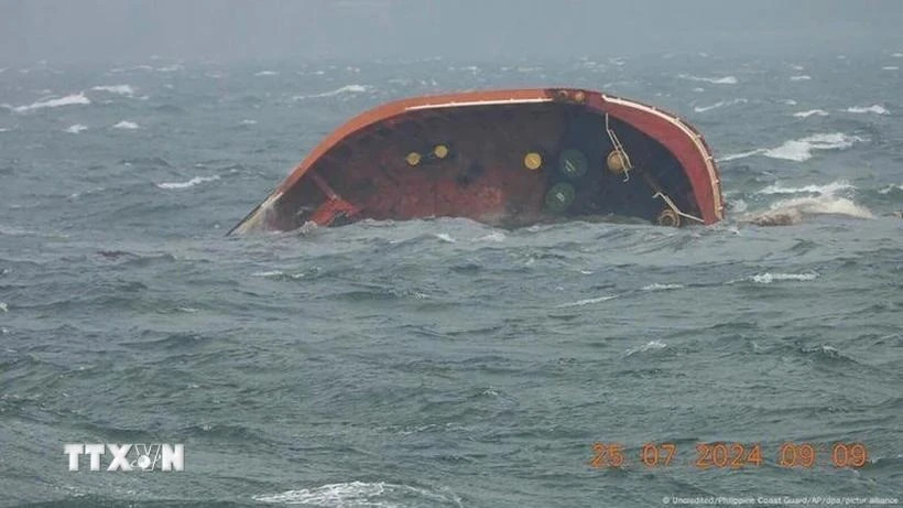 Le pétrolier MT Terra Nova chaviré au large de la baie de Manille le 25 juillet (Photo : MSN/VNA)