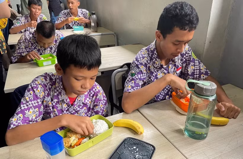 Les élèves indonésiens déjeunent gratuitement à l'école. (Photo : Reuters)