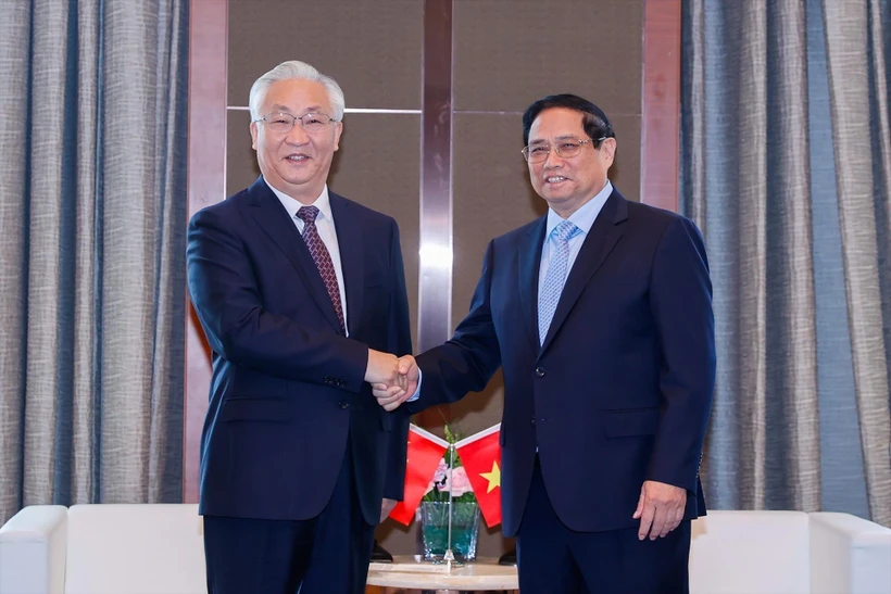 Le Premier ministre Pham Minh Chinh (droite) et Zhang Guoqing, membre du Bureau politique du Parti communiste chinois (PCC) et vice-Premier ministre du Conseil des Affaires d'État chinois. Photo: VNA