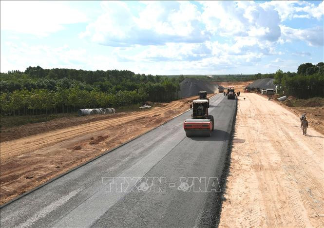 Construction d'une route à Quang Tri. Photo: VNA