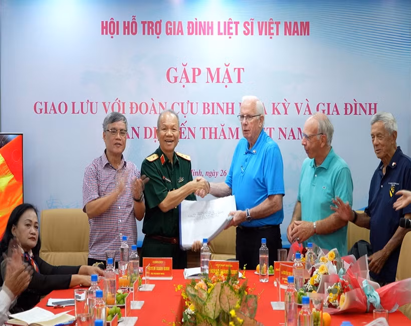 La délégation américaine remet à l'Association de soutien aux familles des martyrs vietnamiens 20 ensembles de documents relatifs aux martyrs vietnamiens tombés sur les champs de bataille du sud. Photo: qdnd.vn