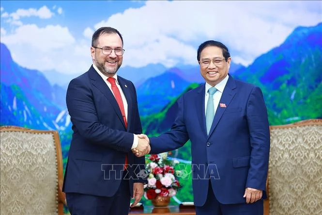 Le Premier ministre Pham Minh Chinh (droite) et le ministre vénézuélien des Affaires étrangères, Yván Gil Pinto. Photo: VNA