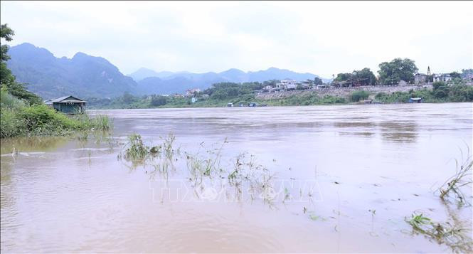 Montée du niveau d'eau de la rivière Lo traversant la ville de Tuyen Quang. Photo: VNA