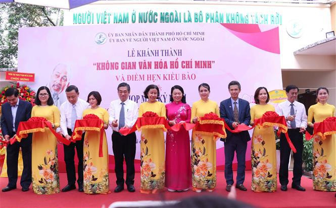 Inauguration de l'espace culturel sur le Président Ho Chi Minh et du « Rendez-vous des Vietnamiens d’outre-mer ». Photo: VNA