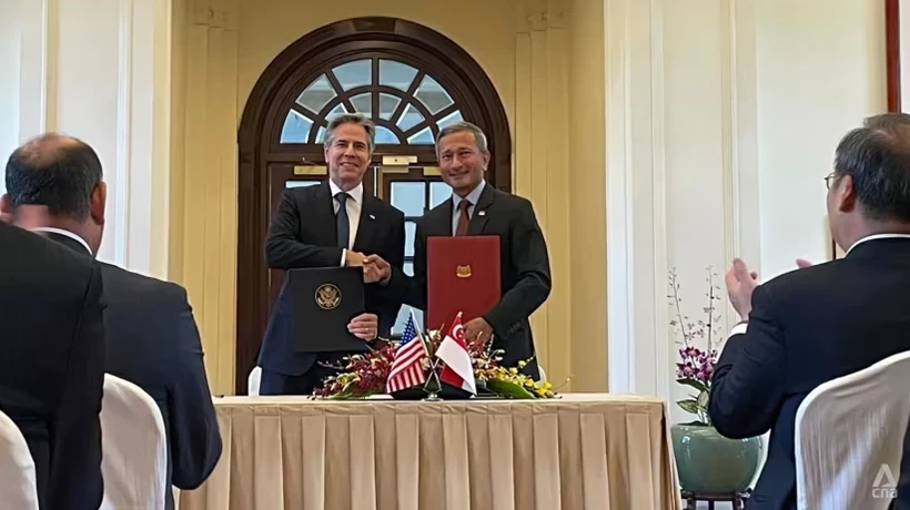 Le secrétaire d'État américain Antony Blinken (à gauche) et le ministre singapourien des Affaires étrangères Vivian Balakrishnan signent l'accord le 31 juillet. (Photo : CNA)