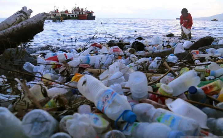 Un garçon ramasse des déchets plastiques éparpillés sur une plage de Ternate, dans la province des Moluques du Nord en Indonésie. (Photo : Antara)