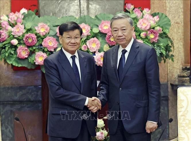 Le président To Lam (droite) et le secrétaire général du PPRL et président lao, Thongloun Sisoulith. Photo: VNA