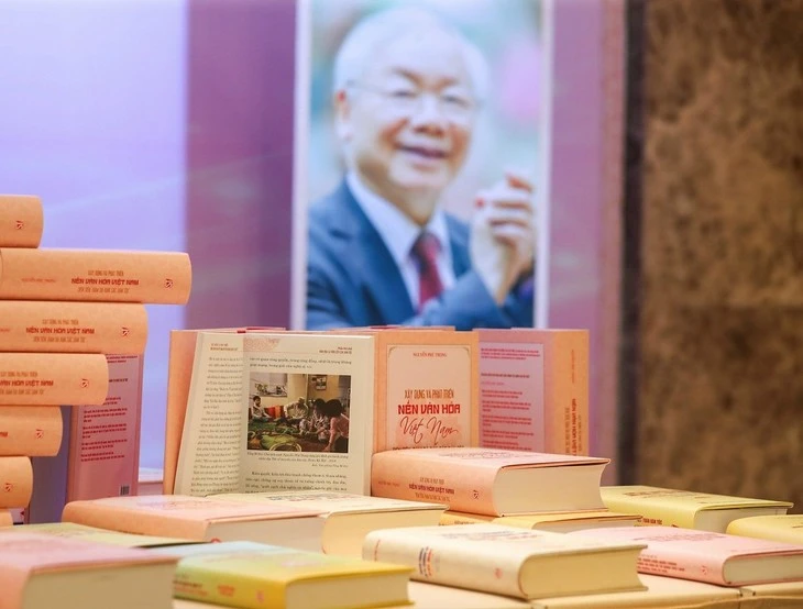 Le livre 'Édifier et développer une culture vietnamienne avancée, imprégnée d'identité nationale', paru le 21 juin. Photo: bvhttdl.gov.vn