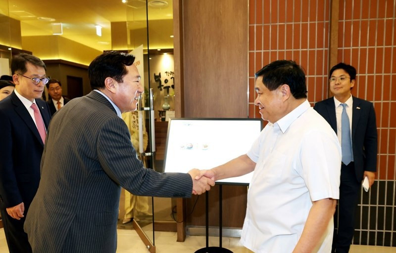 Le ministre du Plan et de l'Investissement, Nguyen Chi Dung (droite), et le président de la KBIZ, Kim Ki-moon. Photo: MPI