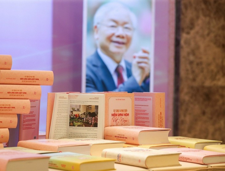 Le livre 'Édifier et développer une culture vietnamienne avancée, imprégnée d'identité nationale', paru le 21 juin. Photo: bvhttdl.gov.vn
