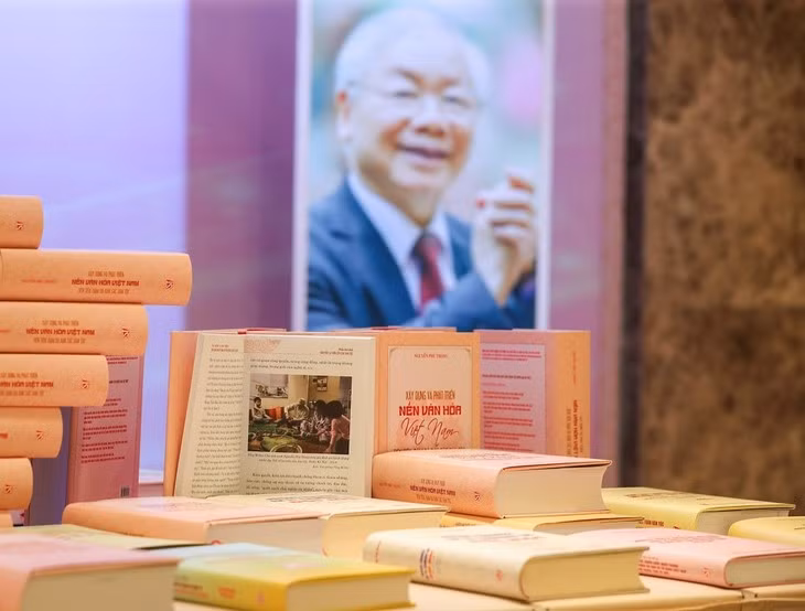 Le livre 'Édifier et développer une culture vietnamienne avancée, imprégnée d'identité nationale', paru le 21 juin. Photo: bvhttdl.gov.vn