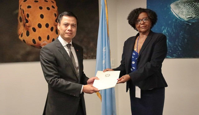 L'ambassadeur Dang Hoang Giang, Représentant permanent du Vietnam auprès des Nations Unies, présente la Soumission du Vietnam sur les limites du plateau continental élargi au-delà de 200 milles marins concernant la zone centrale de la Mer Orientale à une représentante de la Commission des limites du plateau continental.