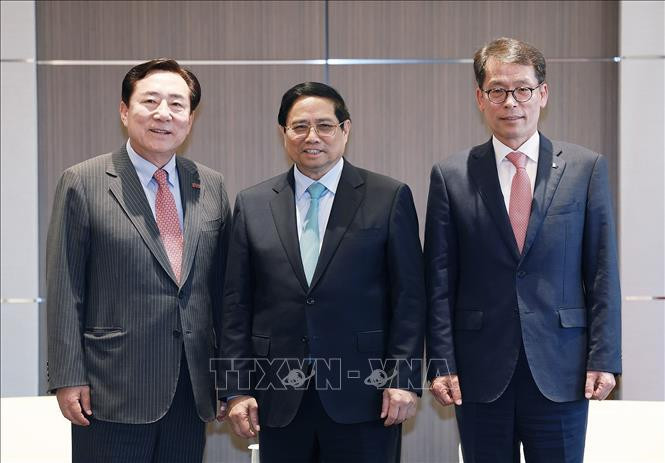 Le Premier ministre Pham Minh Chinh (au milieu), Kim Ki-moon (à gauche), président de la Fédération sud-coréenne des petites et moyennes entreprises (KBIZ), et Kim Sung-tae, PDG de l’Industrial Bank of Korea (IBK). Photo: VNA