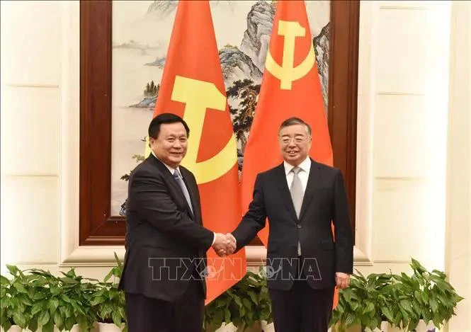 Nguyen Xuan Thang (gauche), membre du Bureau politique, président du Conseil théorique central, directeur de l'Académie nationale de politique Ho Chi Minh, et Li Shulei, membre du Bureau politique, membre du Secrétariat du Comité Central du PCC et chef du Département de l'information du Comité central du PCC. Photo: VNA