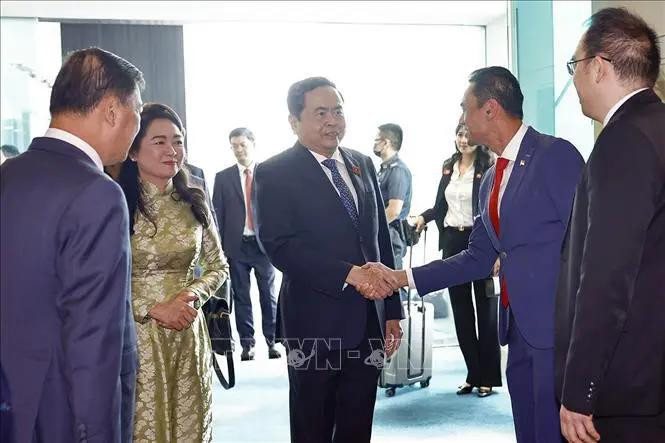 le président de l'Assemblée nationale, Tran Thanh Man, et son épouse, Nguyen Thi Thanh Nga, à l'aéroport Changqi de Singapour. Photo: VNA
