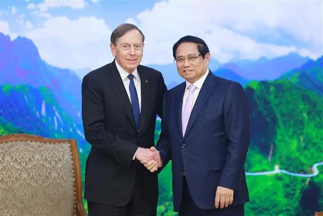 Le Premier ministre Pham Minh Chinh (droite) et David Petraeus, partenaire de la société d'investissement KKR et président du KKR Global Institute. Photo: VNA