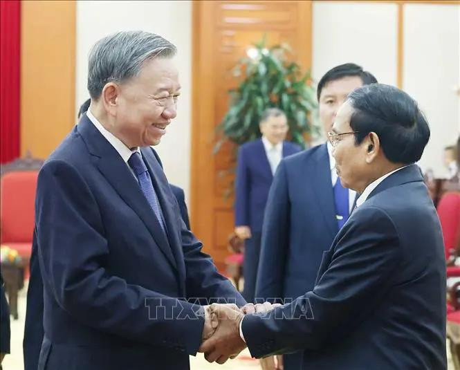 Le secrétaire général du Parti communiste du Vietnam (PCV), To Lam (gauche), et Bounthong Chitmany, permanent du secrétariat du Parti populaire révolutionnaire du Laos (PPRL) et vice-président du Laos. Photo: VNA