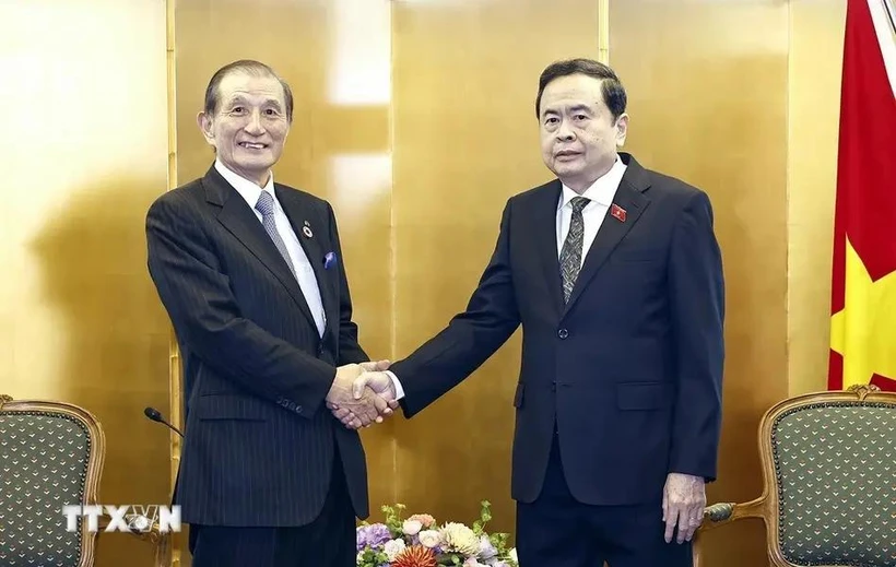 Le président de l'Assemblée nationale, Tran Thanh Man (droite), et le président du conseil d'administration du groupe Tokyu, Nomoto Hirofumi. Photo: VNA