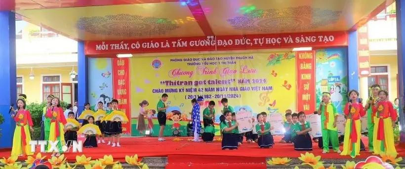 Des élèves de l'école primaire 1 du bourg de Thach Ha (Thach Ha, Ha Tinh) interprètent des chants populaires ví et giặm. Photo : VNA