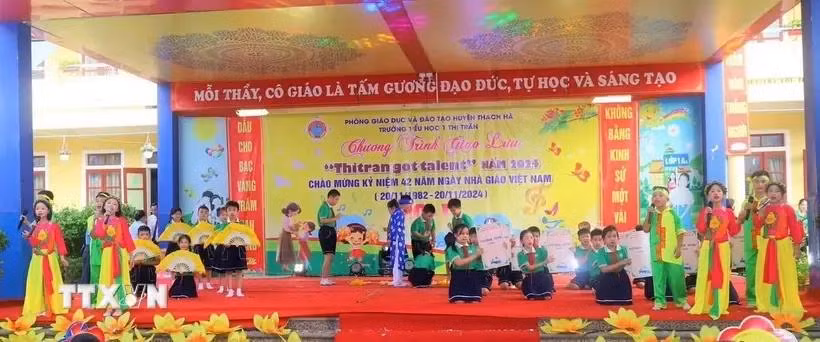 Des élèves de l'école primaire 1 du bourg de Thach Ha (Thach Ha, Ha Tinh) interprètent des chants populaires ví et giặm. Photo : VNA