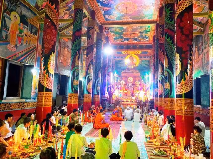 Des Khmers pratiquent les rituels de la fête Sene Dolta. Photo: VNA