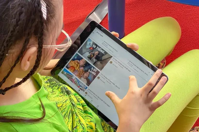 À l’ère de la technologie numérique, s’unir pour créer un cyberespace sûr pour les enfants n’est pas seulement une préoccupation du Vietnam mais aussi du monde entier. Photo: Vietnam+