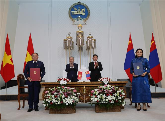 Le secrétaire général du Parti communiste du Vietnam (PCV) et président vietnamien, Tô Lâm (à gauche) et le président mongol Ukhnaagiin Khurelsukh lors de la cérémonie de signature des accords de coopération. Photo : VNA