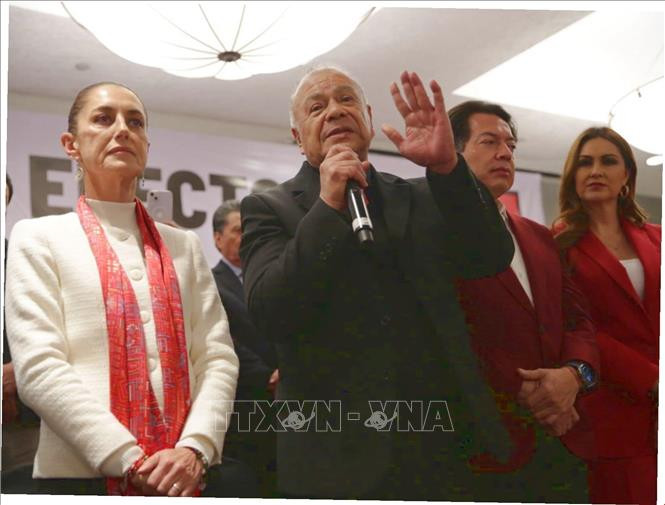 La présidente élue Claudia Sheinbaum et le secrétaire général du Parti travailliste (PT) du Mexique, Alberto Anaya Gutiérrez. Photo : VNA