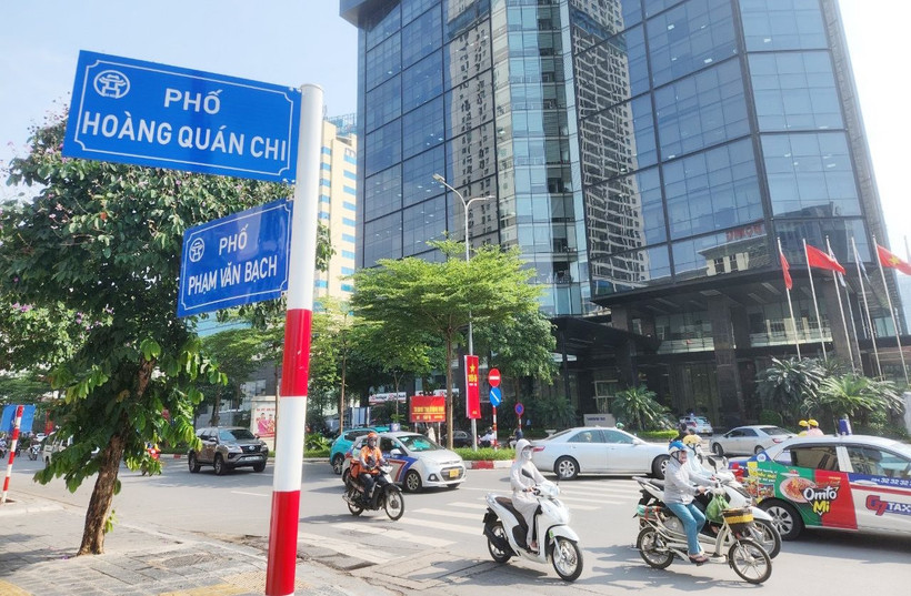 Le système de surveillance du trafic sera installé à l'intersection des rues Pham Van Bach - Hoang Quan Chi (arrondissement de Cau Giay). Photo : hanoimoi.vn