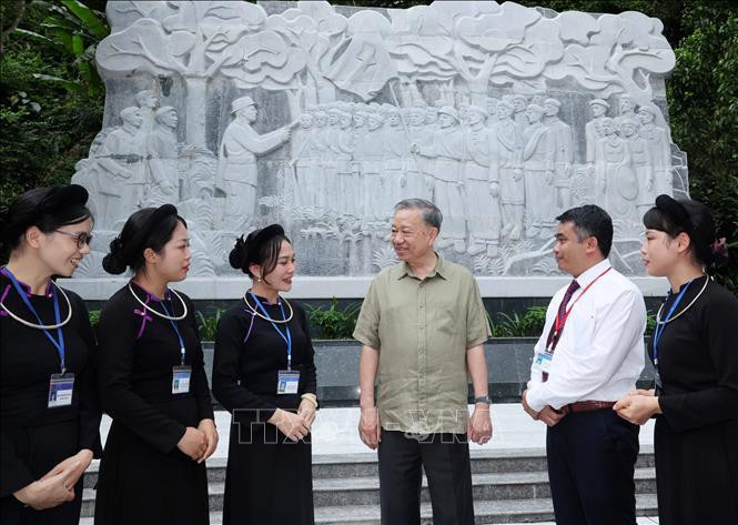 Le président To Lam rend hommage au général Vo Nguyen Giap et à 34 soldats de l'Unité de propagande de l'Armée de Libération dans la forêt de Tran Hung Dao. Photo : VNA