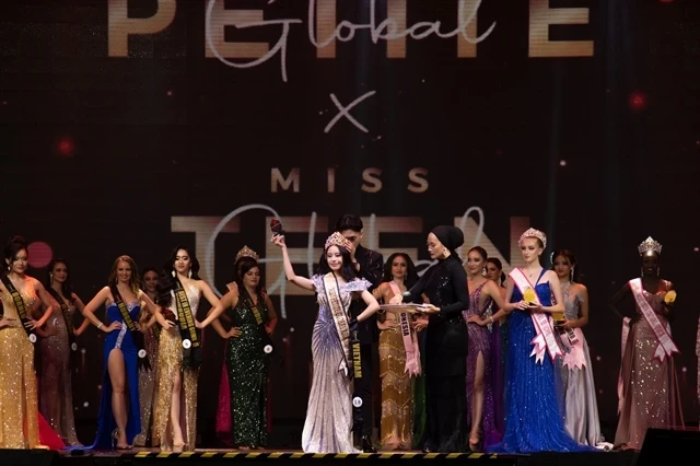La représentante vietnamienne de Miss Petite Global 2024, Lê Trang Ngân, a remporté le titre de Miss Petite Global Asie 2024. Photo : thanhnien.vn