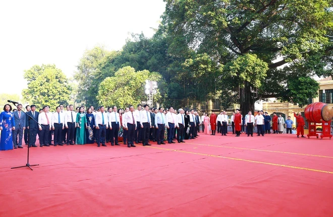 Le Premier ministre Pham Minh Chinh et des délégués au "Festival culturel pour la paix". Photo: VietnamPlus