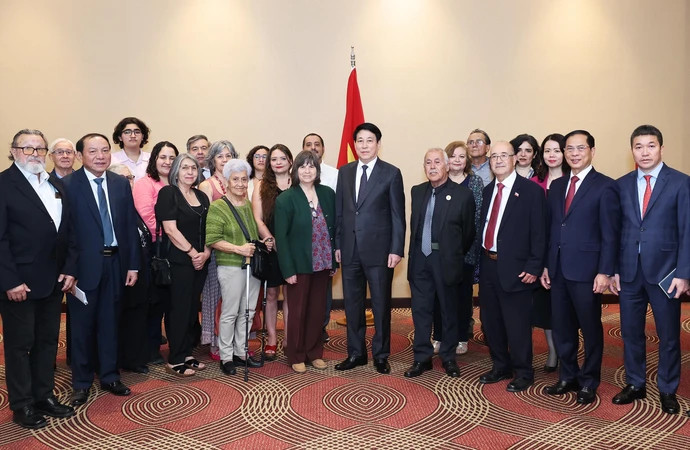 Le président Luong Cuong et les délégués (Photo : VNA)