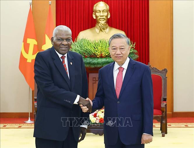 Le secrétaire général du Parti communiste du Vietnam (PCV) Tô Lâm (droite) et le président de l'Assemblée nationale du Pouvoir populaire de Cuba, Esteban Lazo Hernandez. Photo : VNA