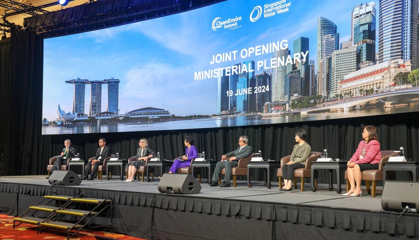 Lors de l'ouverture conjointe de CleanEnviro Singapore et de la Semaine internationale de l'eau de Singapour (Photo : VNA)