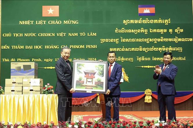 Le président To Lam visite l'Université royale de Phnom Penh