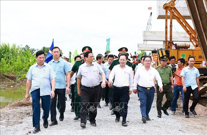 Le Premier ministre Pham Minh Chinh inspecte l'avancement de l'autoroute Châu Dôc-Cân Tho-Soc Trang. Photo : VNA