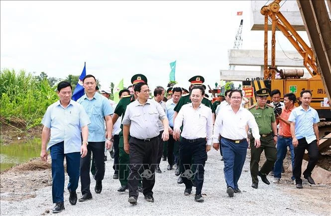 Le Premier ministre Pham Minh Chinh inspecte l'avancement de l'autoroute Châu Dôc-Cân Tho-Soc Trang. Photo : VNA