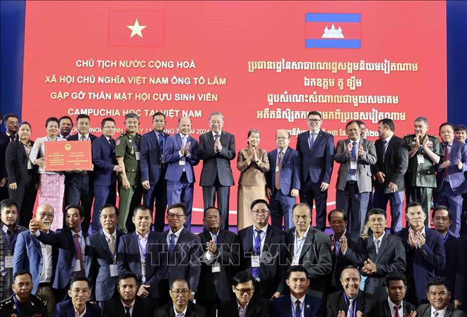 Le président To Lam et des anciens élèves cambodgiens au Vietnam. Photo : VNA