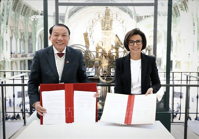 Le ministre vietnamien de la Culture et des Sports et du Tourisme, Nguyen Van Hung et la ministre française de la Culture Rachida Dati signent le Programme de coopération culturelle pour la période 2024-2028. Photo : VNA