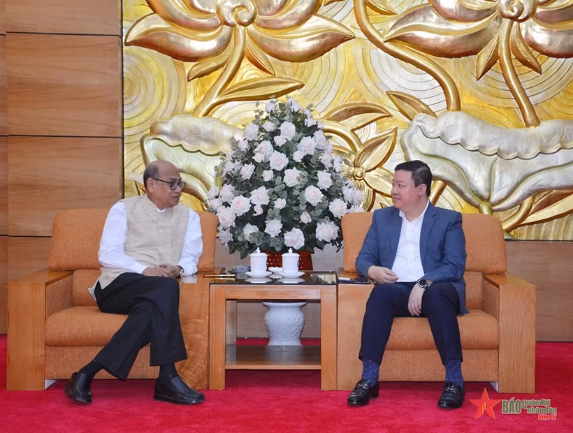 Le président du Conseil mondial de la paix (WPC), Pallab Sengupta (gauche) et le vice-président de l'Union des organisations d'amitié du Vietnam (VUFO) Nguyen Ngoc Hung. Photo : VNA