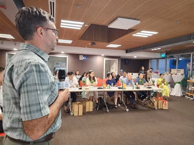 Un entrepreneur présente ses idées au panel d'experts lors de l'atelier. Photo : VNA