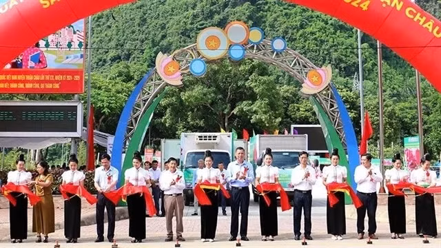 Une cérémonie d'exportation de produits du fruit du dragon à chair rouge vers le marché italien de la province de Son La le 21 juin. Photo : nhandan.vn