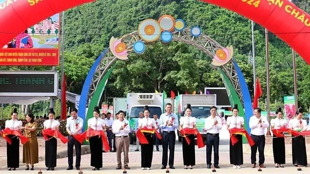 Une cérémonie d'exportation de produits du fruit du dragon à chair rouge vers le marché italien de la province de Son La le 21 juin. Photo : nhandan.vn