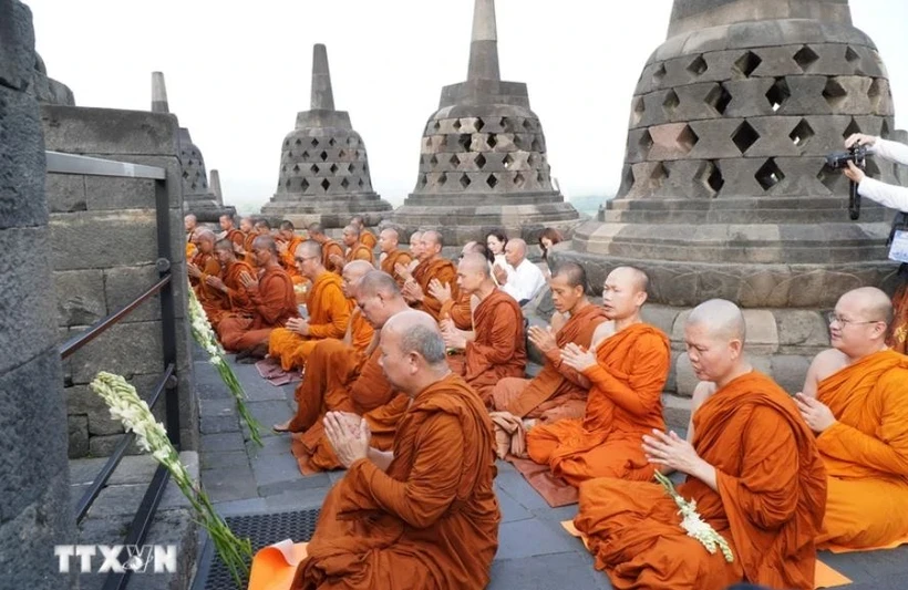 Des moines prient au sommet du temple de Borobudur à Magelang, dans le centre de Java. (Photo : VNA)